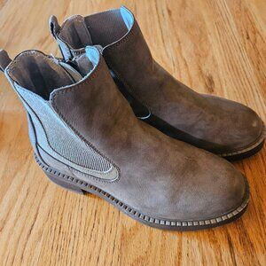 Women's Caching Chelsea Boot - Blowfish Malibu Booties size 8M